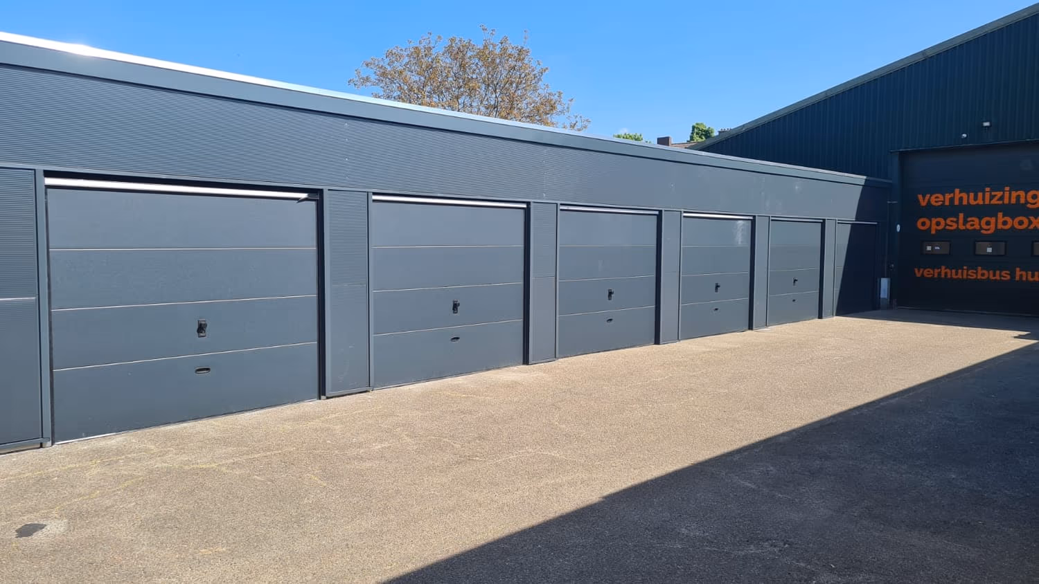 Rij garageboxen op het terrein van Veilig Opslaan aan de Kroppestraat in Swalmen