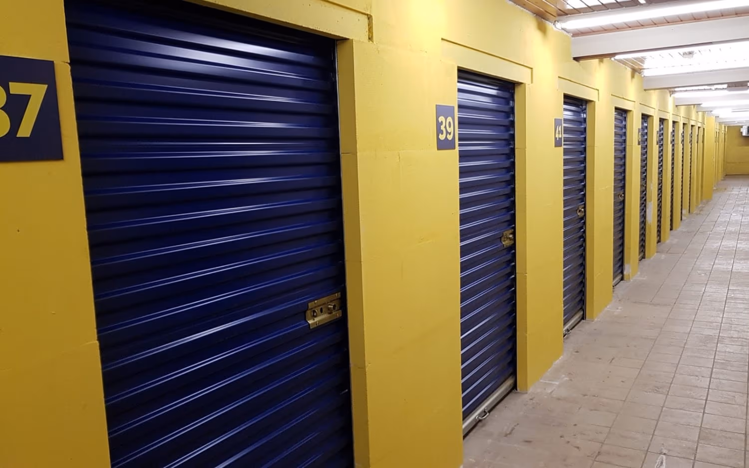 Gang mit Lagerboxen in der Halle von Veilig Opslaan in Swalmen